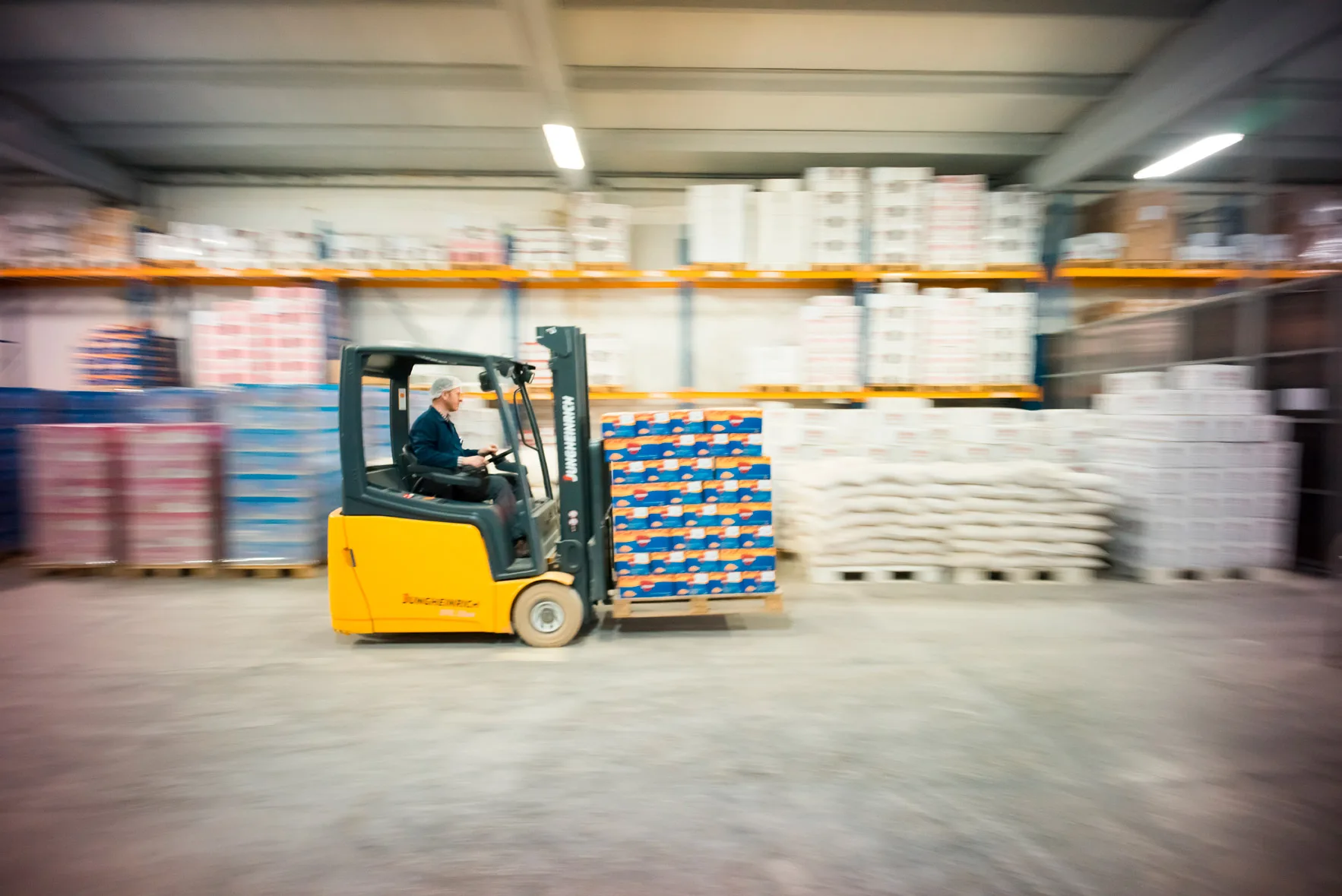 Depoda forkliftle palet taşınması